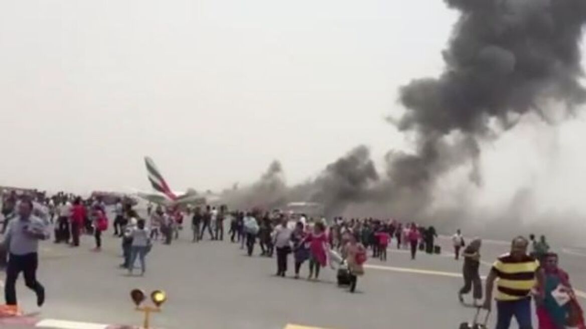 Συγκλονιστικό βίντεο: Έντρομοι οι επιβάτες του αεροσκάφους της Emirates τρέχουν να σωθούν
